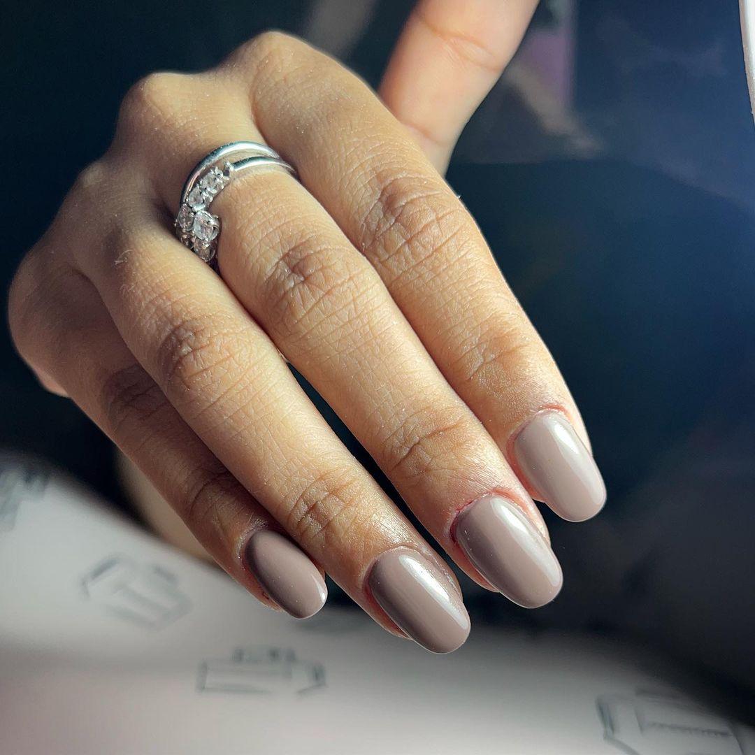 Unghie nude con il marrone - Instagram: @beauty_rita_nails