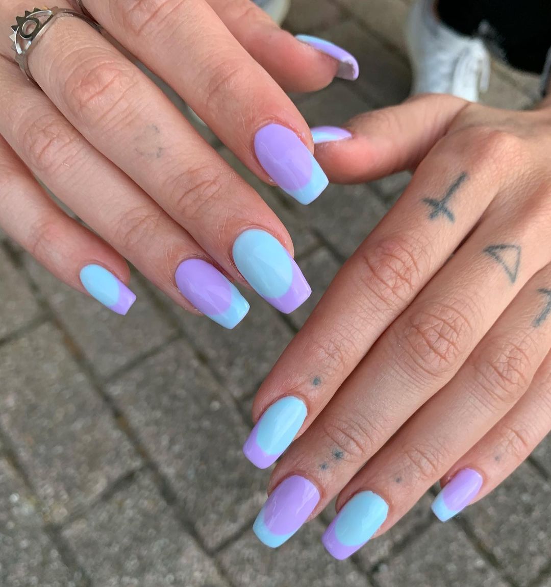 Unghie pastello azzurre e lilla - Instagram: @callmelaurastronger