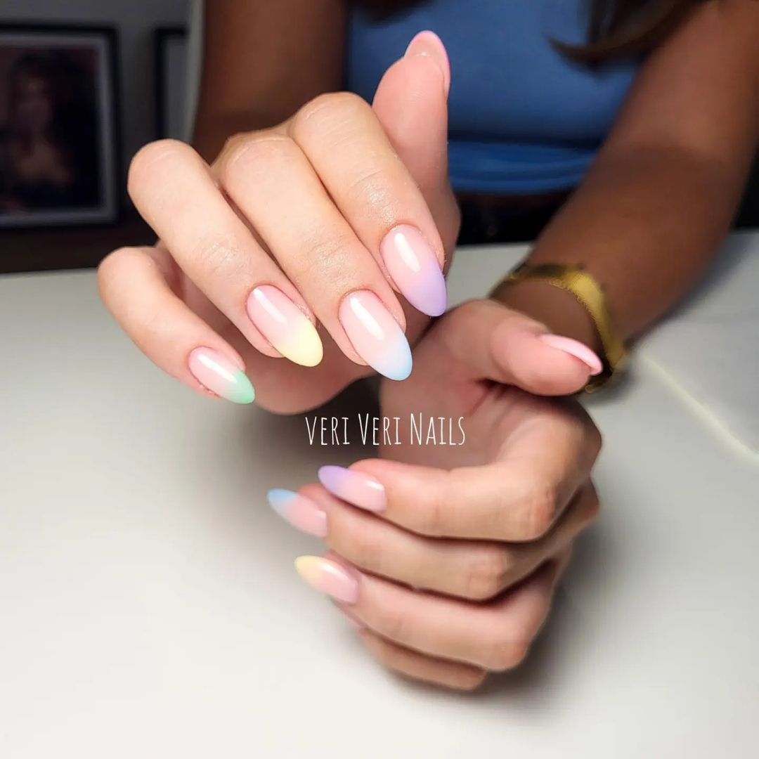 Unghie pastello sfumate - Instagram: @neonailitalia