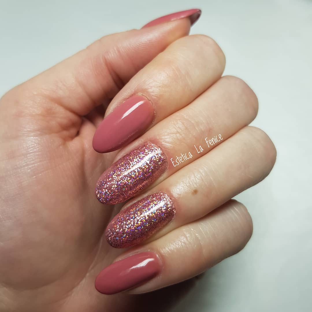 Unghie rosa antico con glitter - Instagram: @estetica_la_fenice