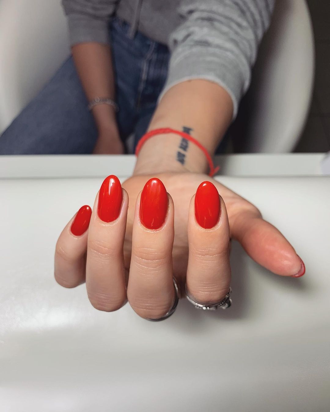 Unghie rosse eleganti - Instagram: @lucreziaurbinati 