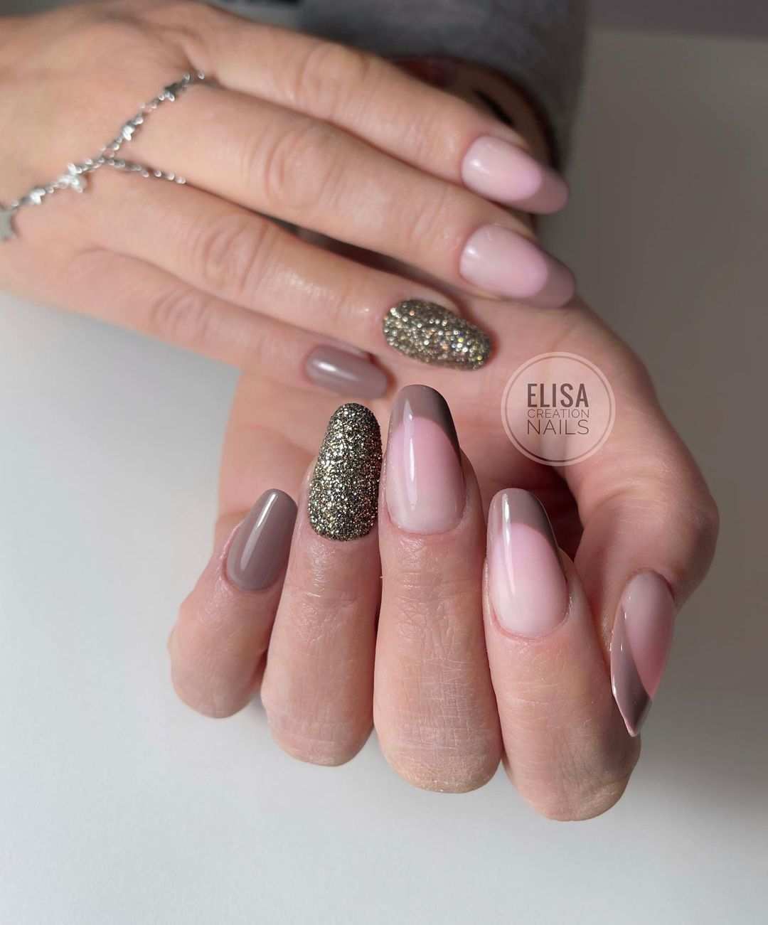 Unghie tortora con glitter - Instagram: @_elisacreationnails_
