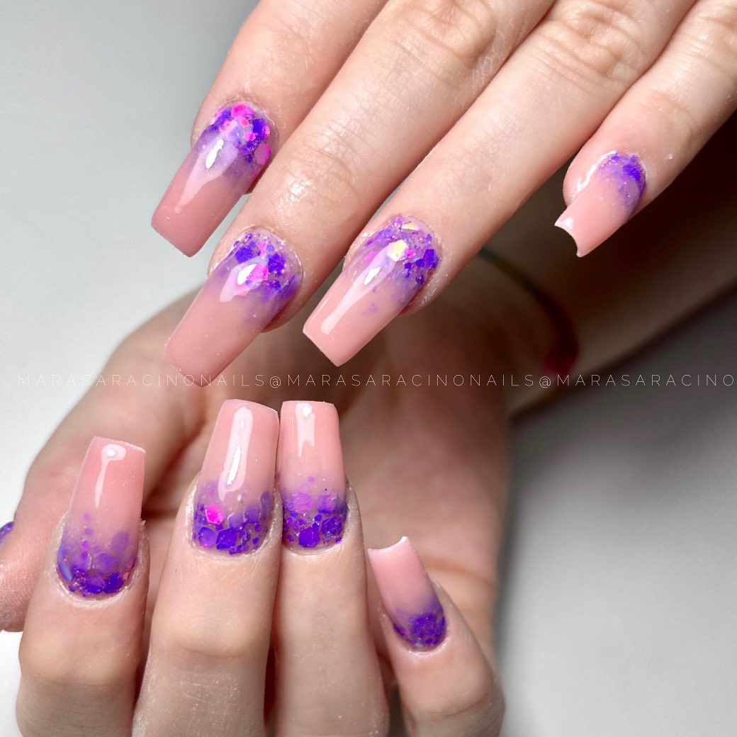 Unghie viola decorate - Instagram: @mara.saracino.nails