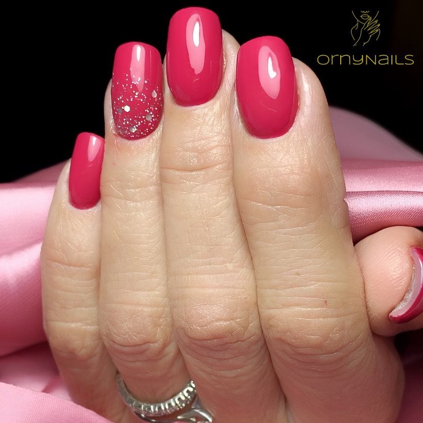 Unghie viva magenta - Instagram: @getnails_italia 