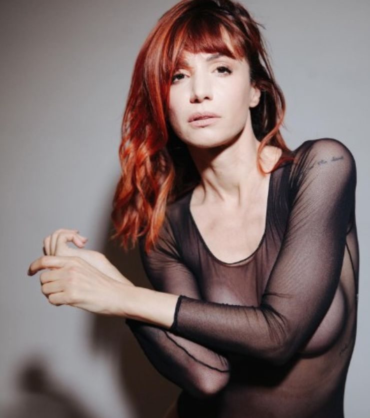 Andrea Delogu scatto social con make-up naturale e body trasparente