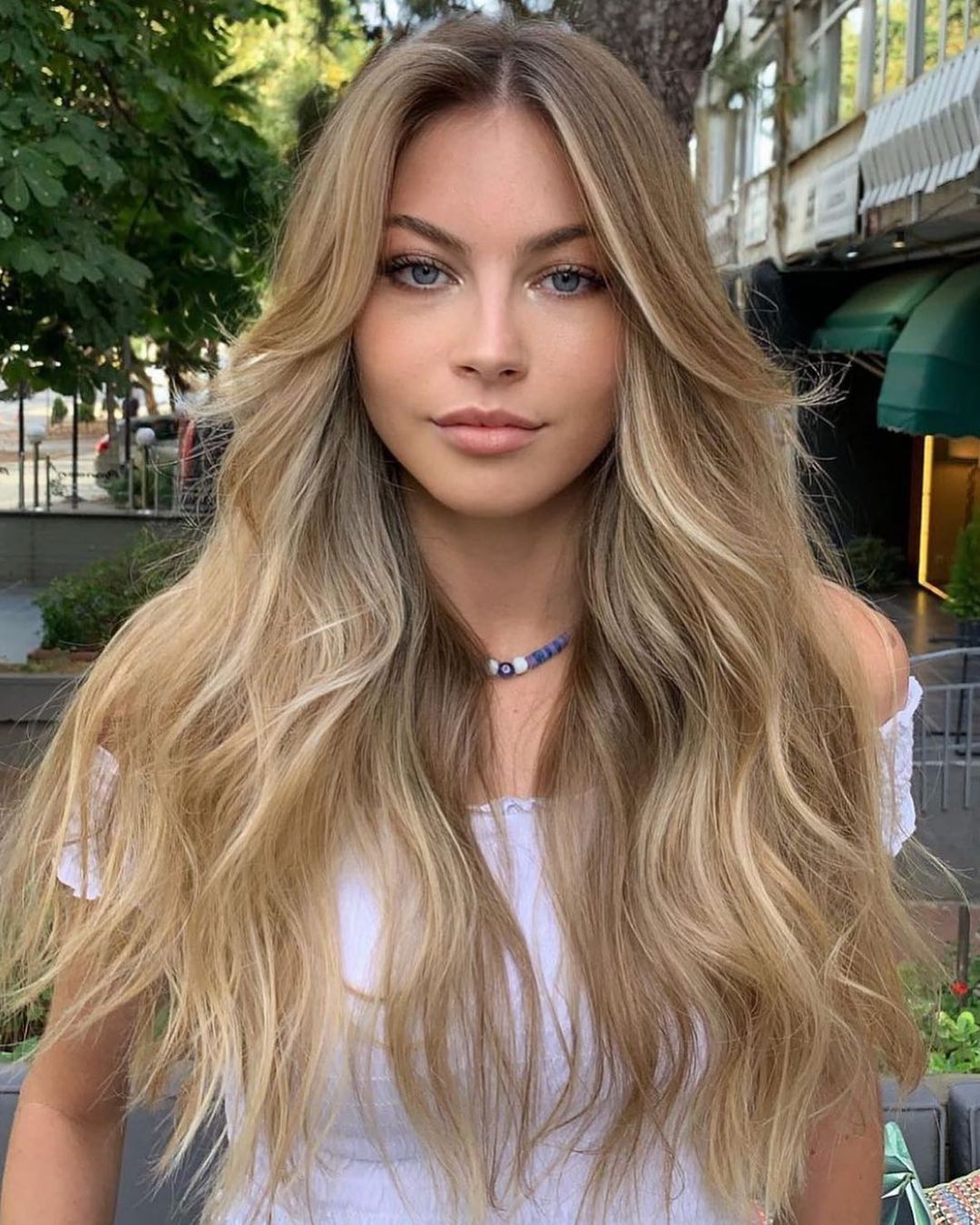 Balayage biondo all'aperto
