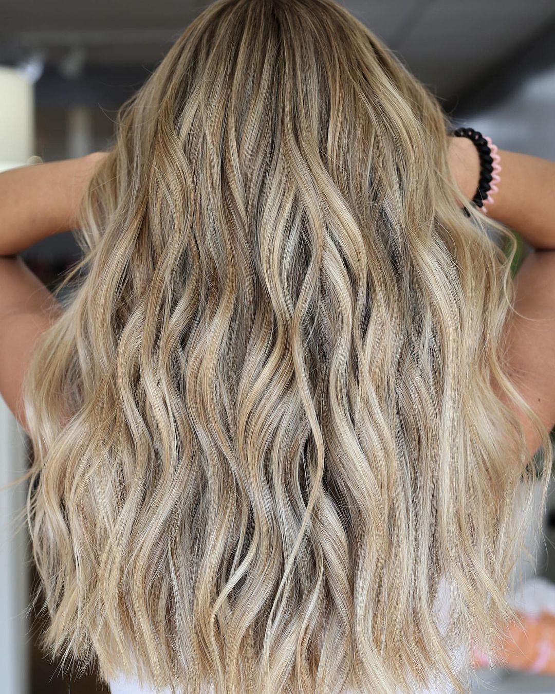 Balayage biondo caldo - Instagram: @hair.by.mckalyn 