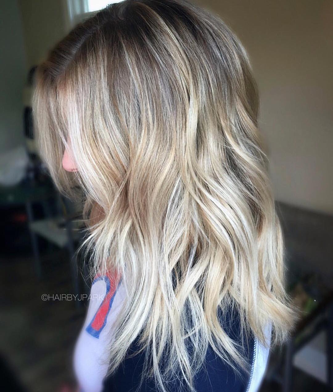 Balayage biondo su capelli medi - Instagram: @hairbyjpark