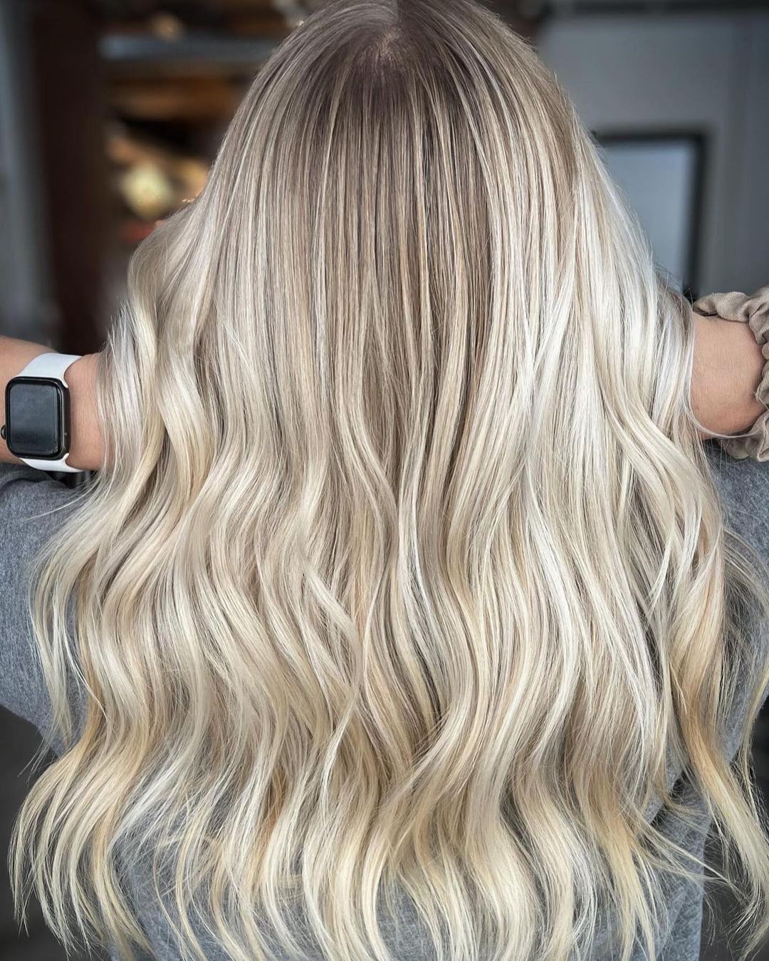 Balayage biondo visto da dietro - Instagram: @primpandcolor 