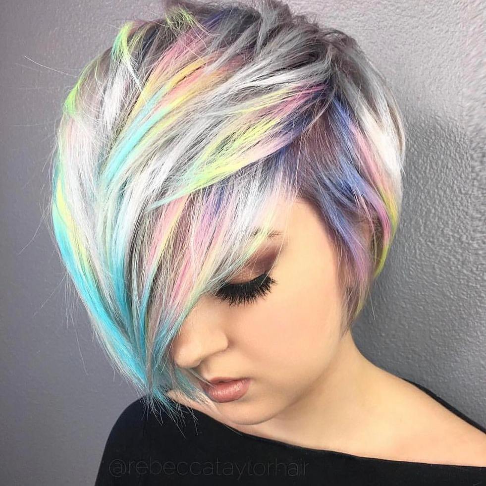 Capelli a caschetto multicolore