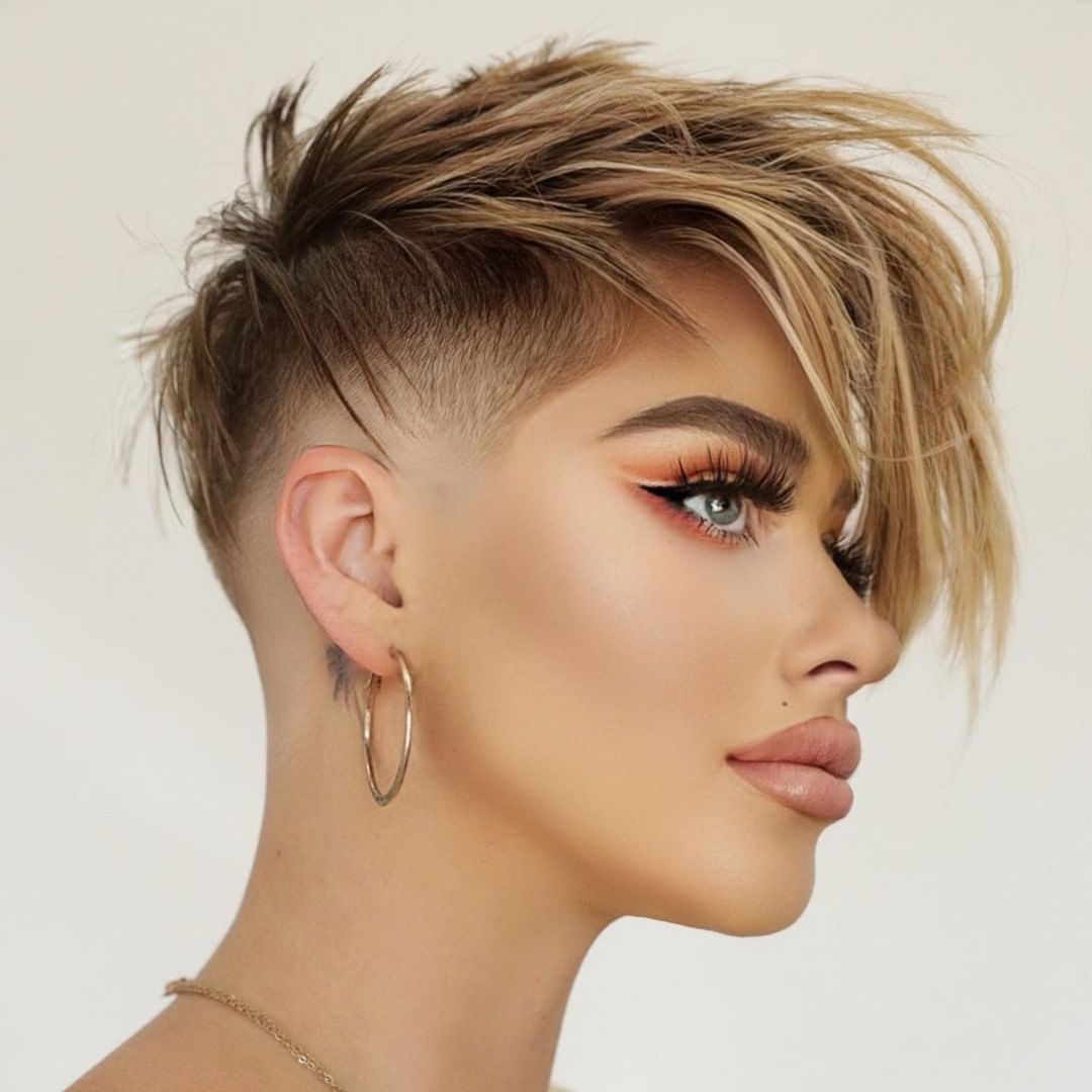 Capelli biondi pixie con frangia lunga
