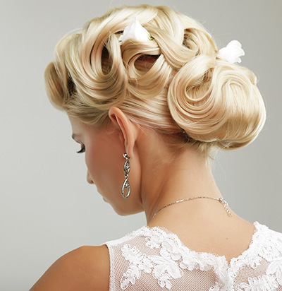 Capelli biondi raccolti da sposa