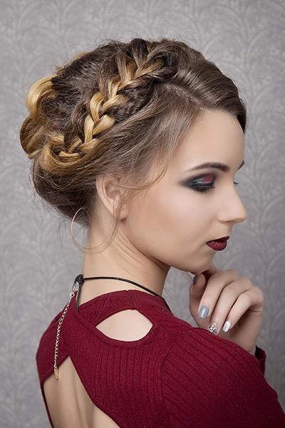 Capelli biondi raccolti di lato