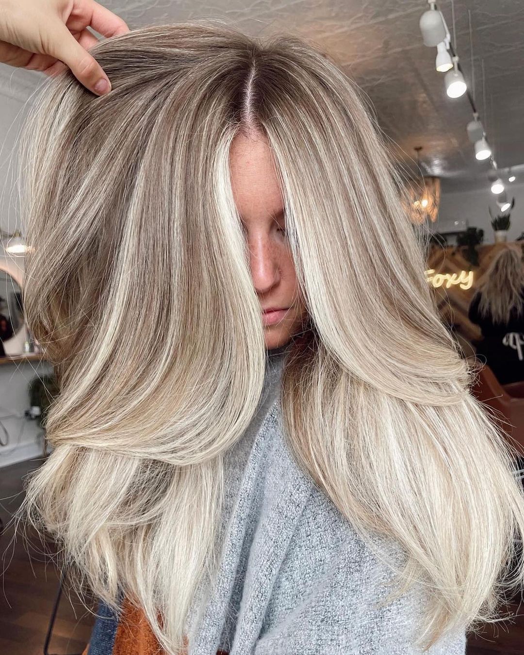 Capelli biondi scalati - Instagram: @christinemariahair