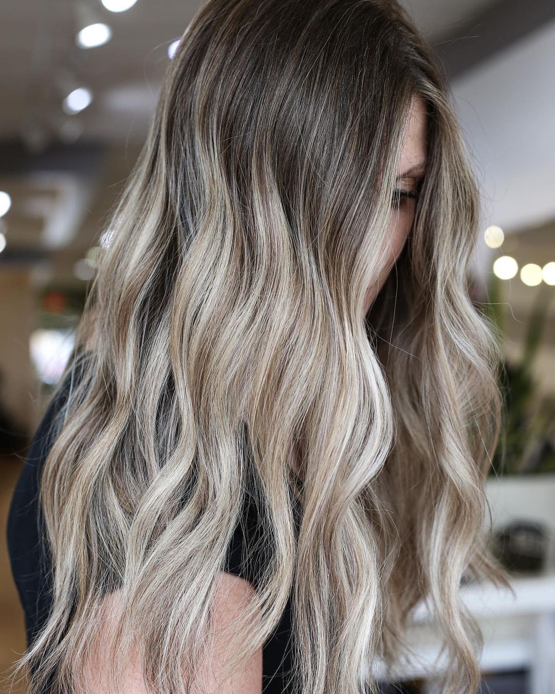 Capelli biondi sfumati - Instagram: @hair.by.mckalyn 
