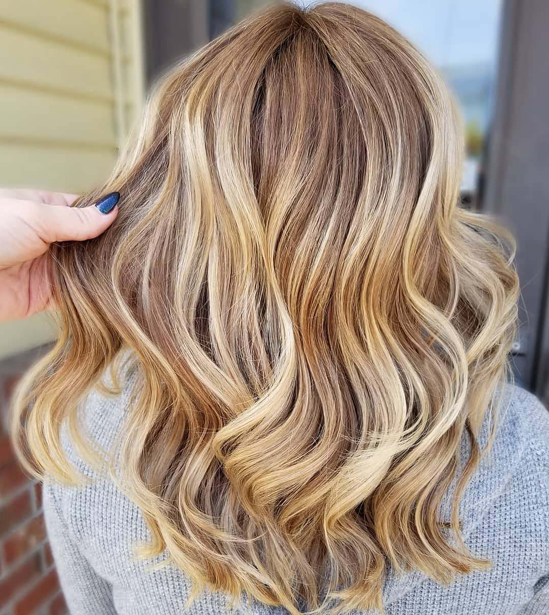 Capelli biondo oro - Instagram: @hair_by_jessica_shippee 