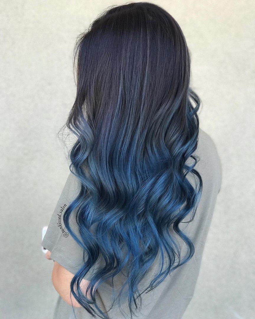 Capelli blu freddo ondulati sulle punte