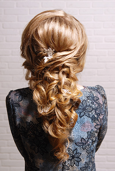 Capelli caramello con fermaglio