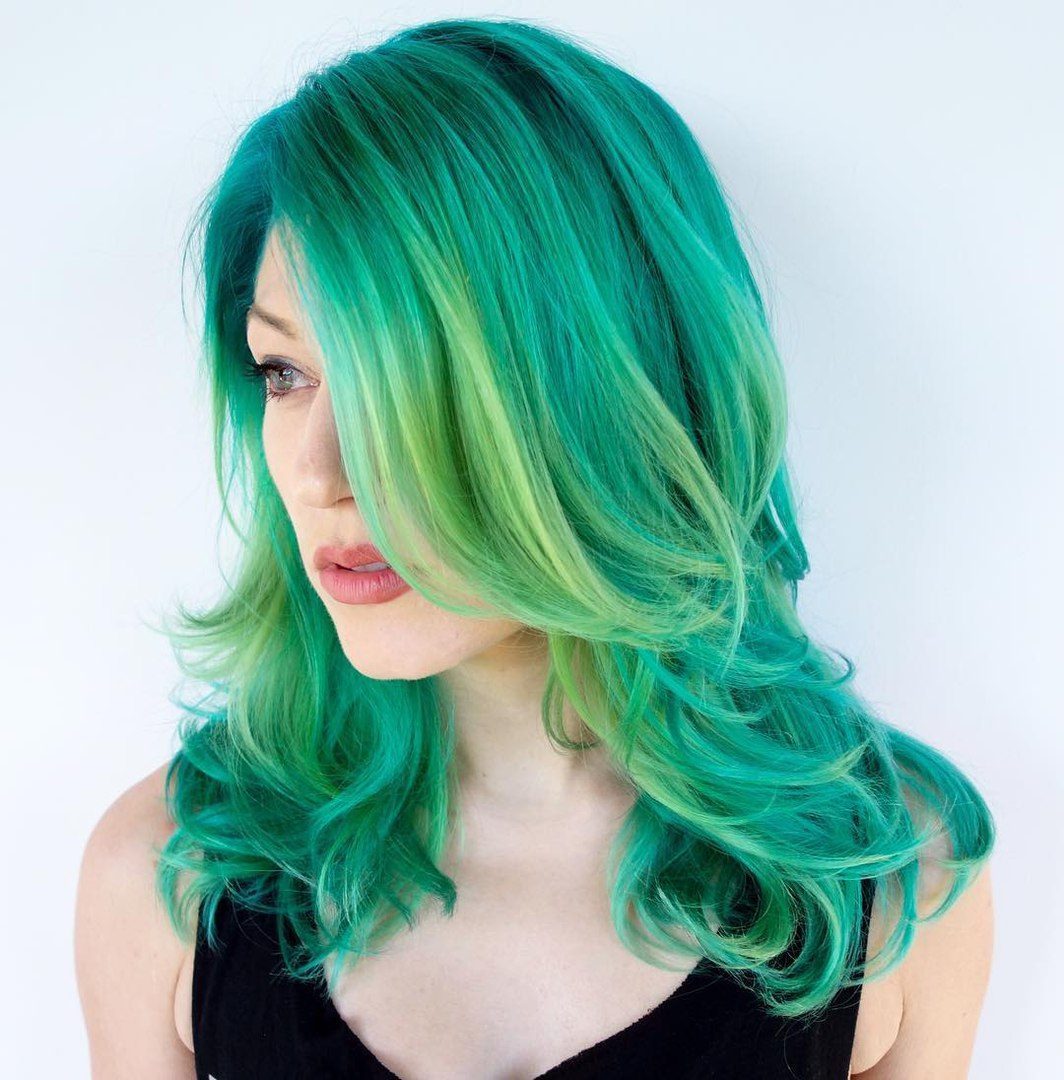 Capelli colorati verdi e gialli