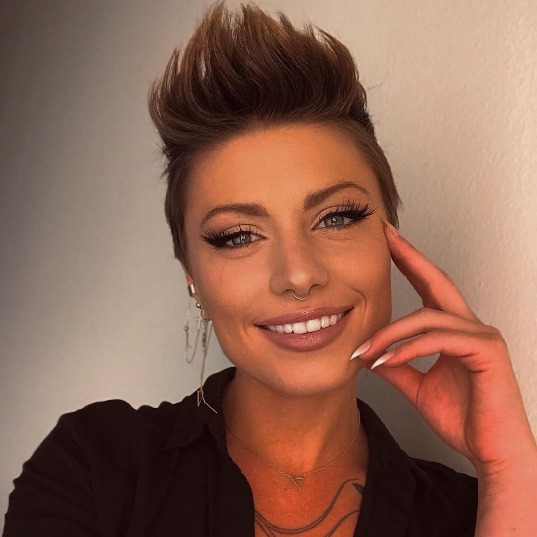 Capelli con cresta rialzata