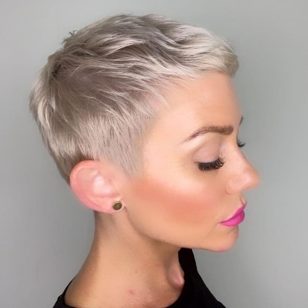 Capelli corti biondini chiari