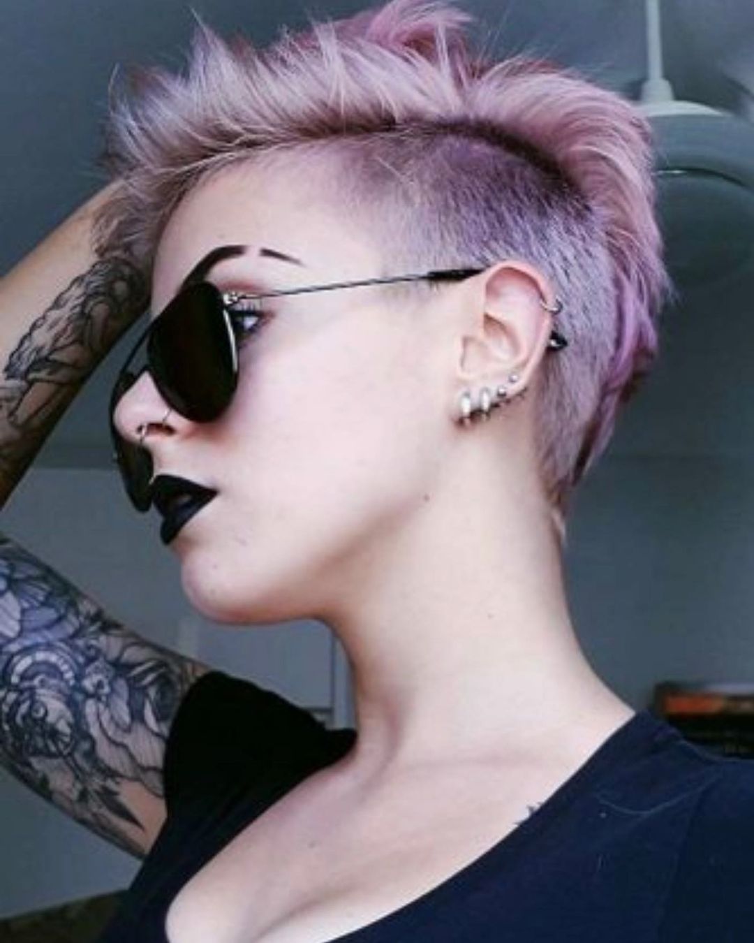 Capelli fucsia con sfumatura laterale inconfondibile