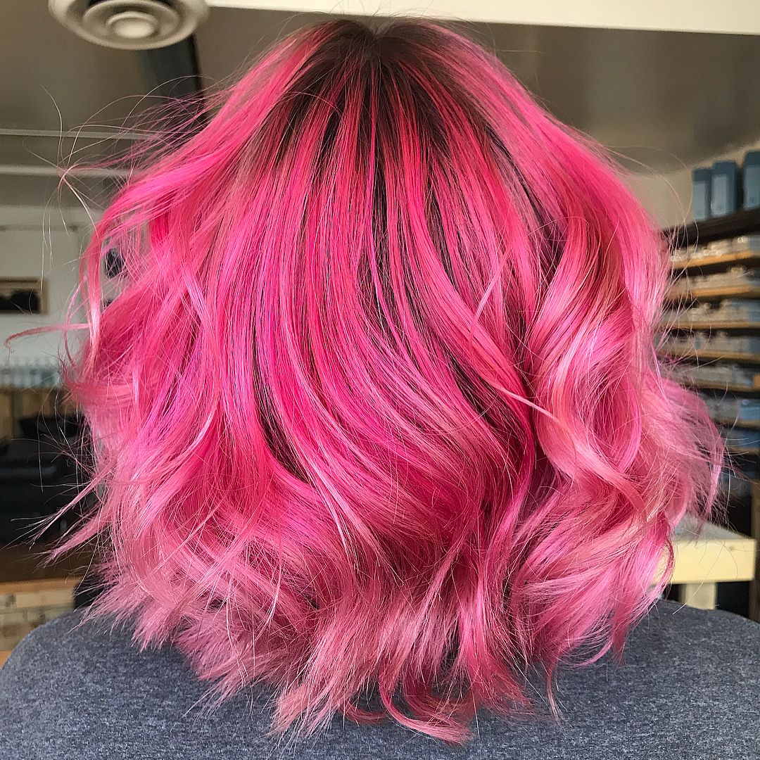 Capelli fucsia mossi da dietro