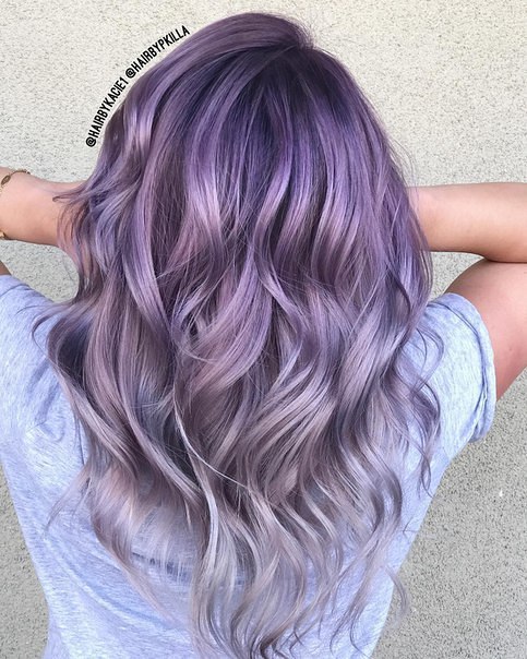 Capelli lilla schiariti e mossi