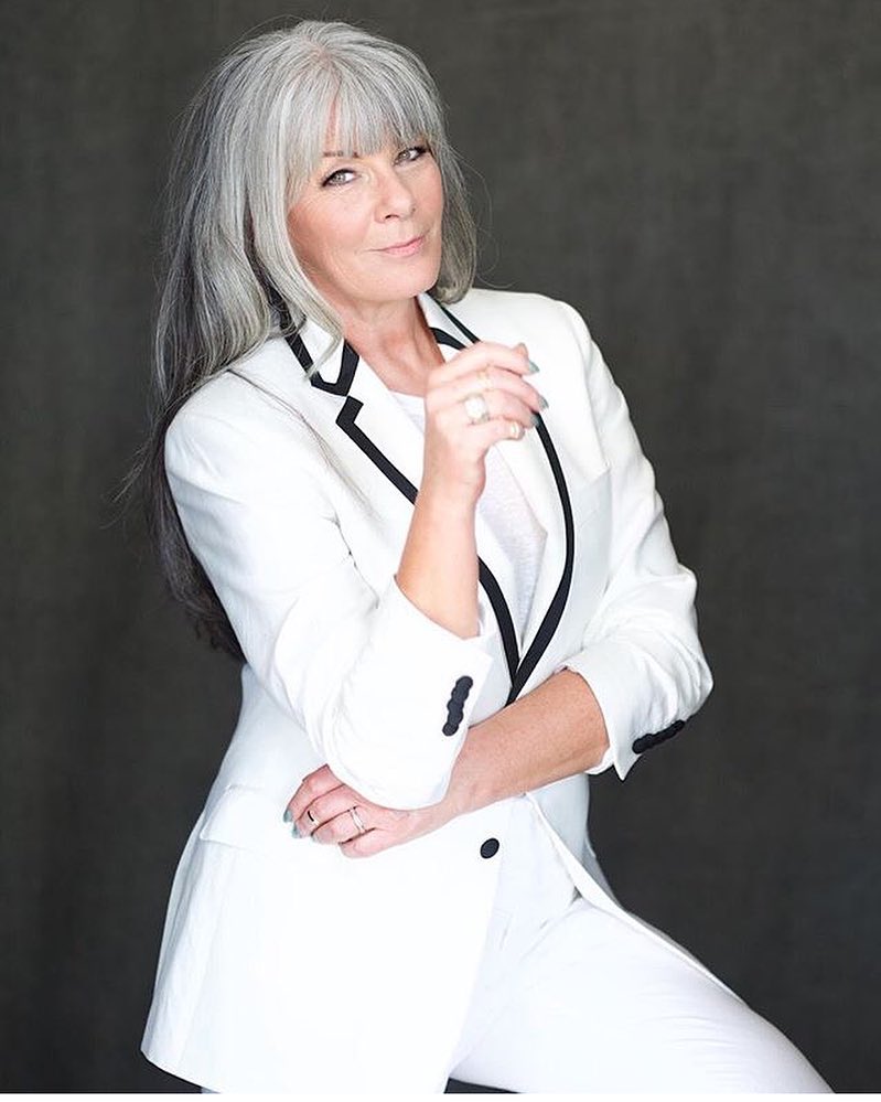 Capelli lunghi over 50 - Instagram: @missbrady 