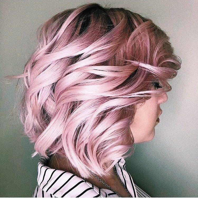 Capelli medi rosa ondulati