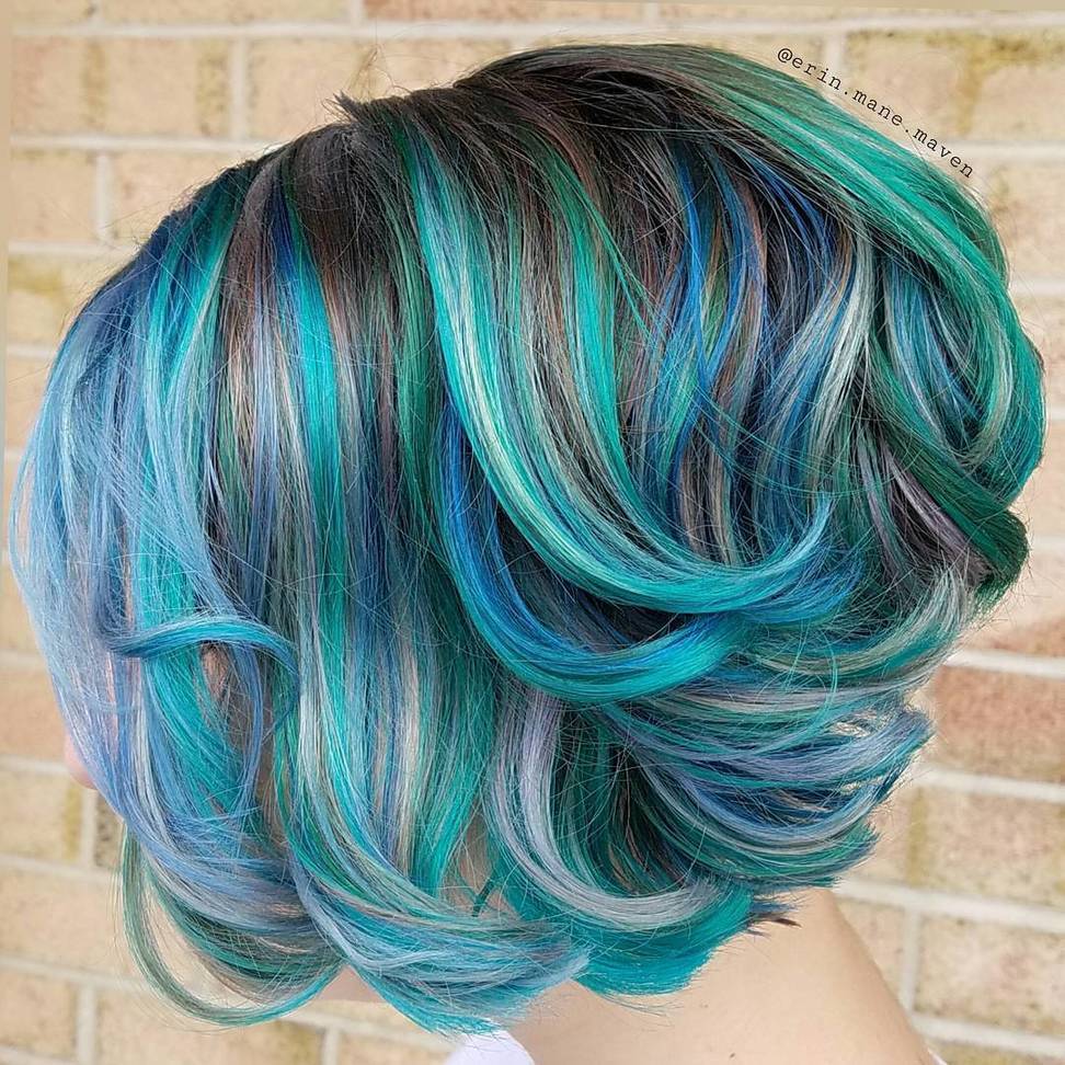 Capelli mossi blu e azzurri