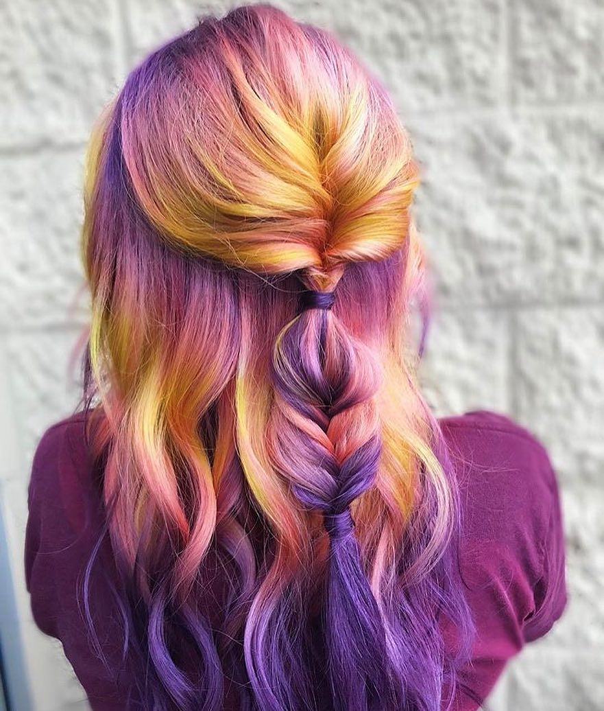 Capelli multicolore con treccia a spiga
