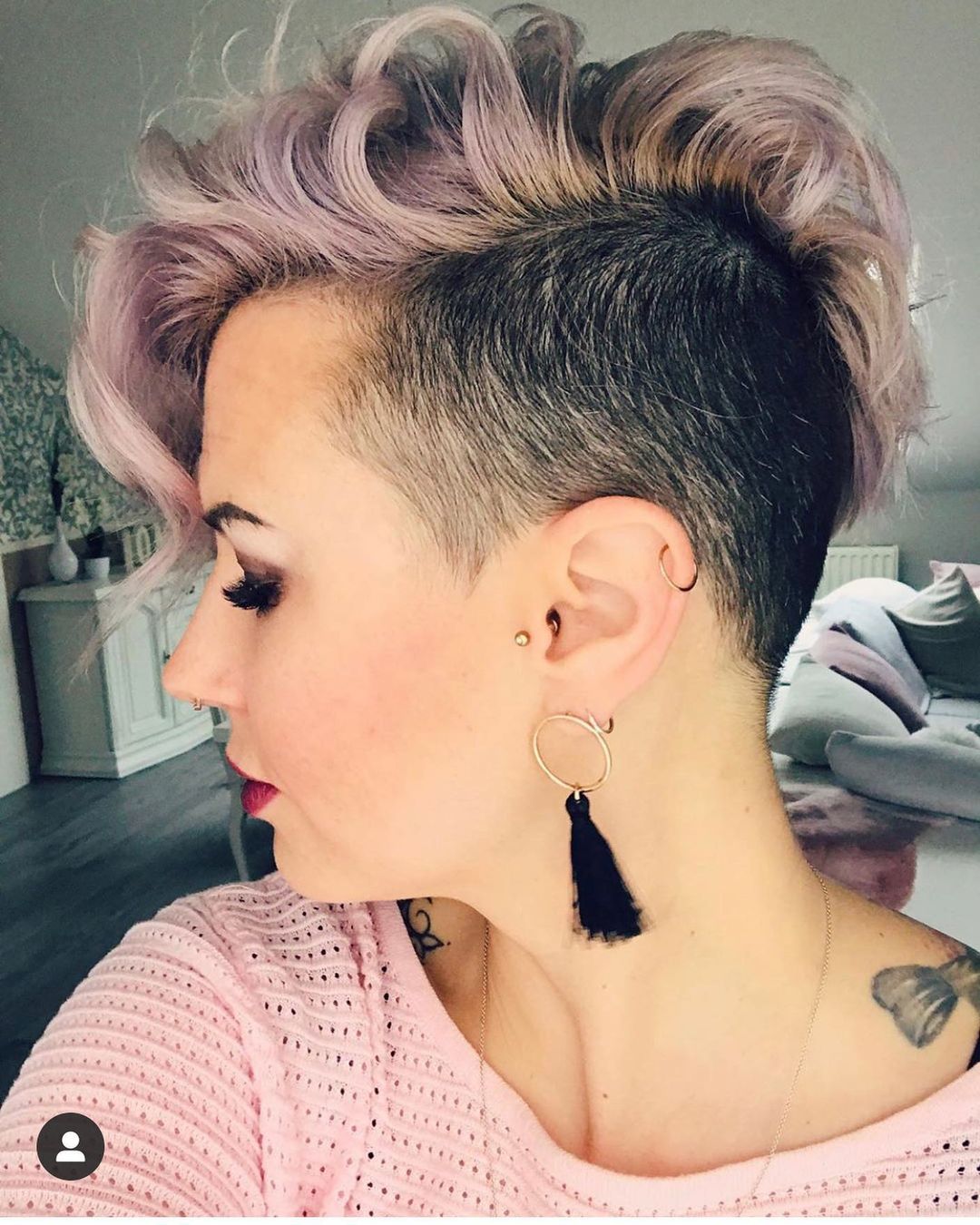 Capelli rasati al lato e lunghi al centro