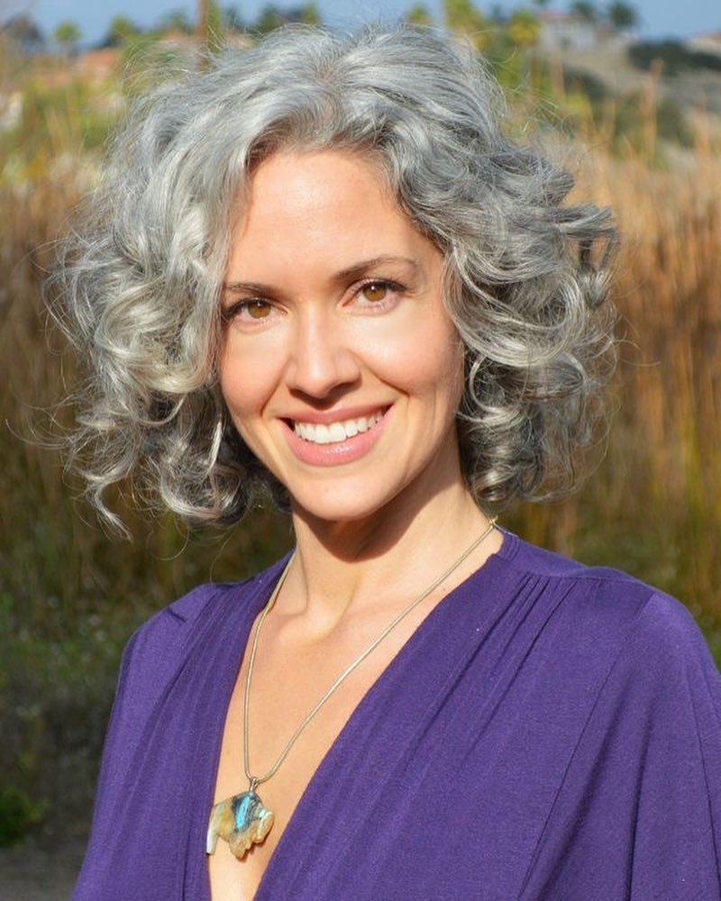 Capelli ricci bianchi naturali