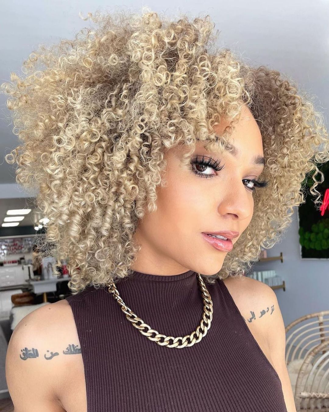 Capelli ricci biondi - Instagram: @josievilay