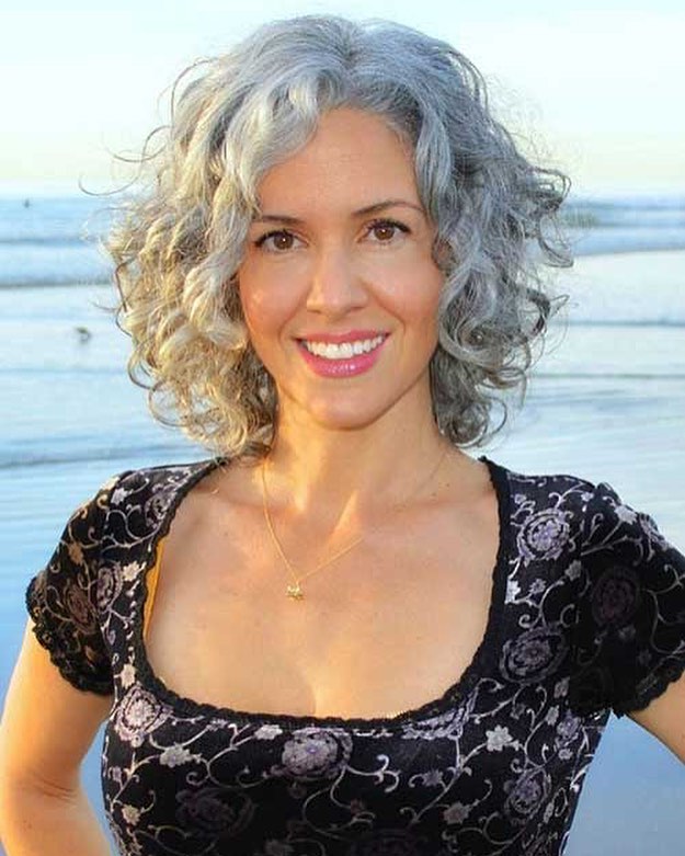 Capelli ricci over 50 - Instagram: @saraissilver 