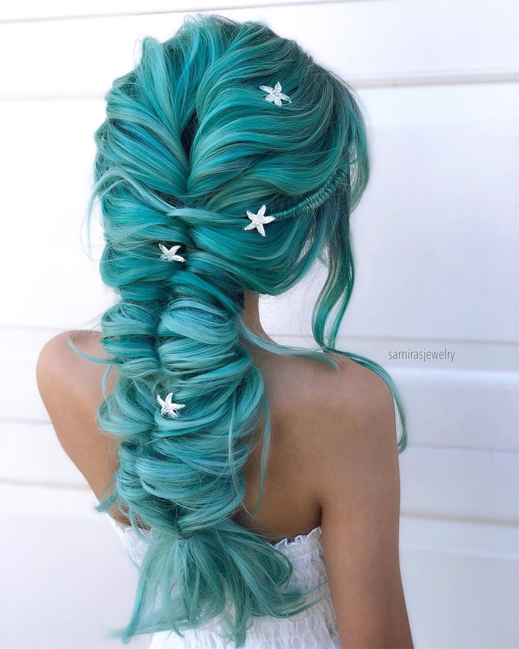 Capelli turchesi lunghi sulla schiena
