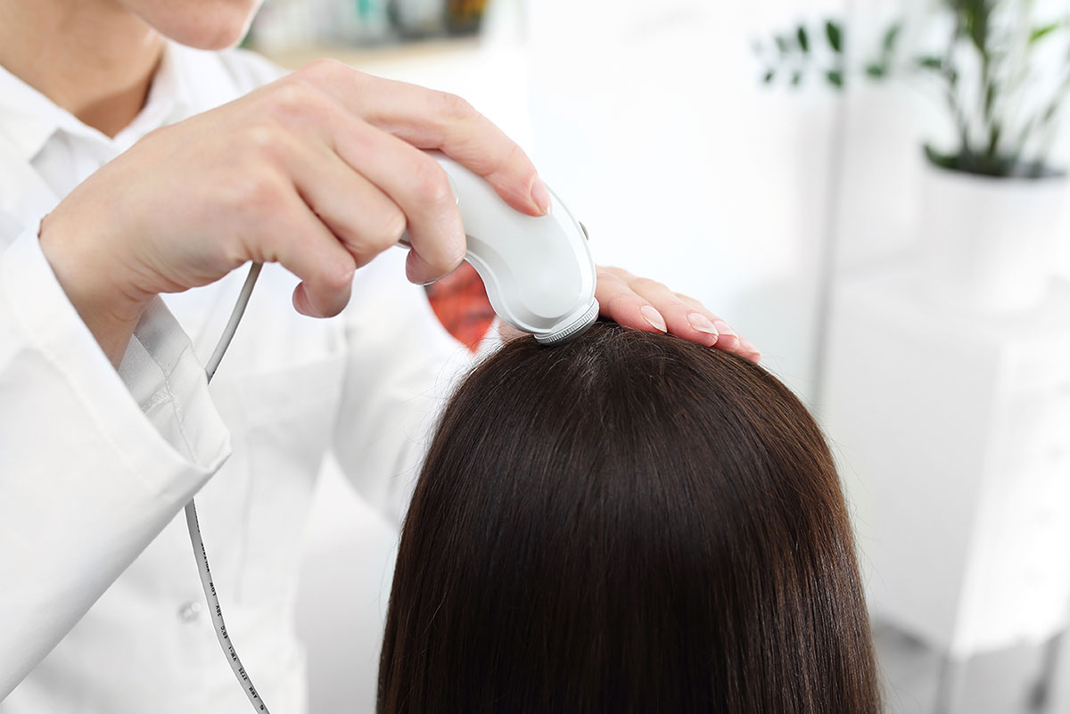 Come stimolare la crescita dei capelli - Foto: @adobestock.com