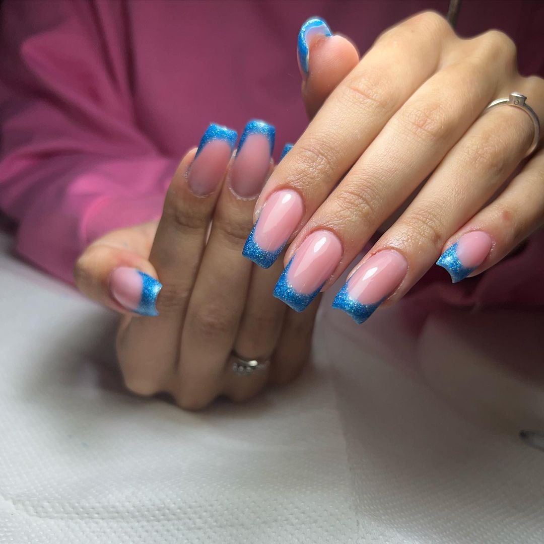 French con brillantini blu - Instagram: @lashmaker_nailsmarty