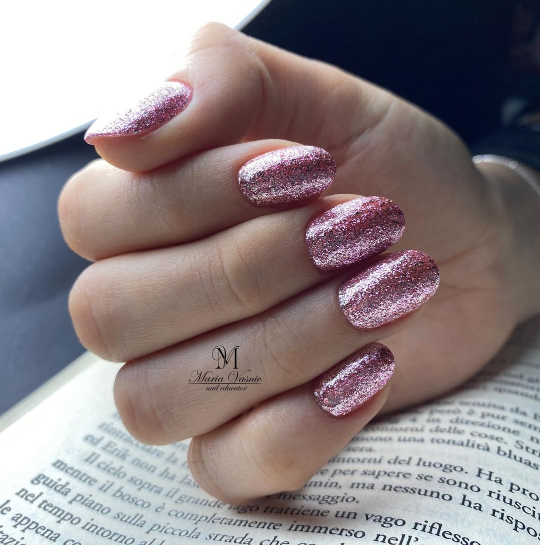 Manicure rosa con glitter - Instagram: @mv_nail_educator