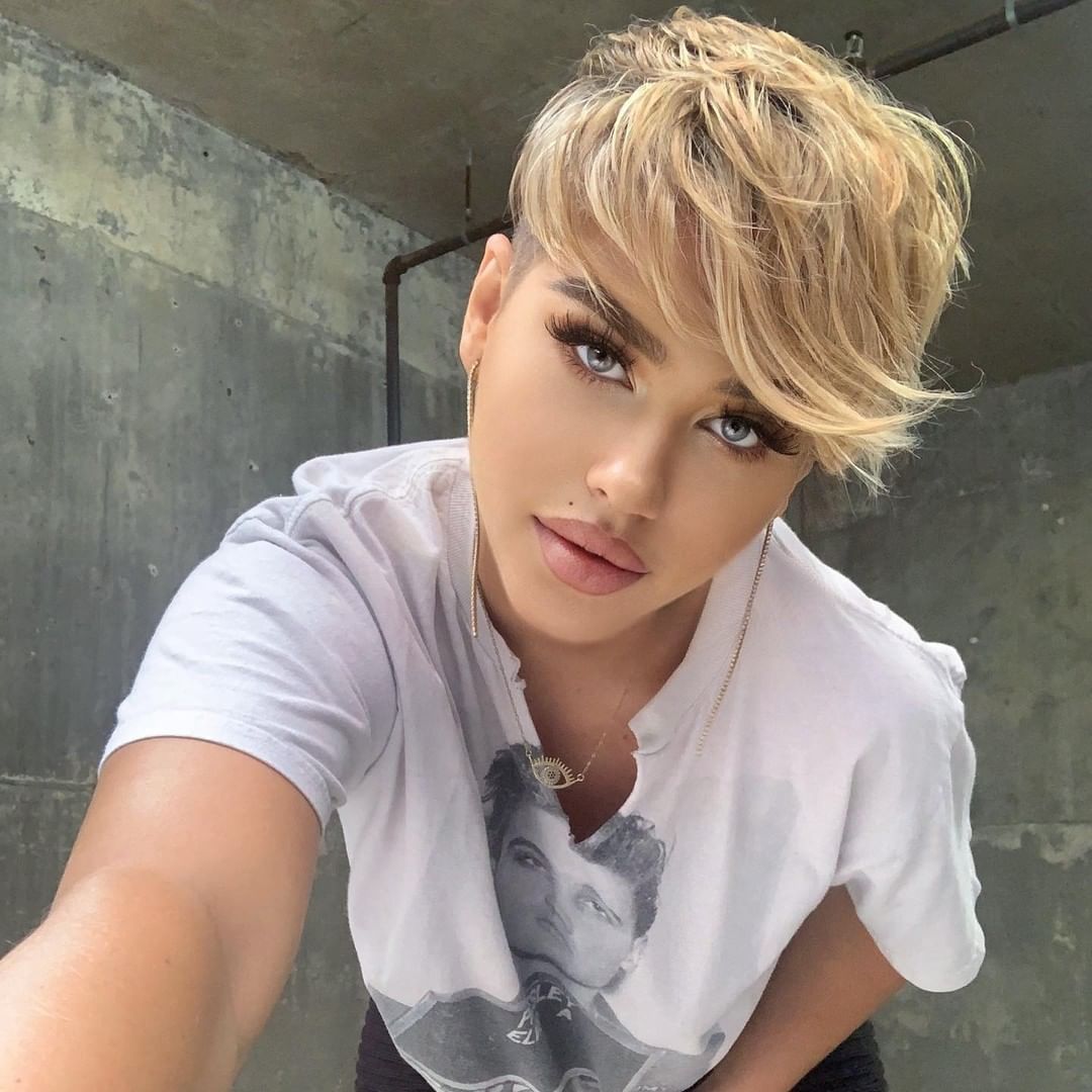 Pixie biondo con frangia