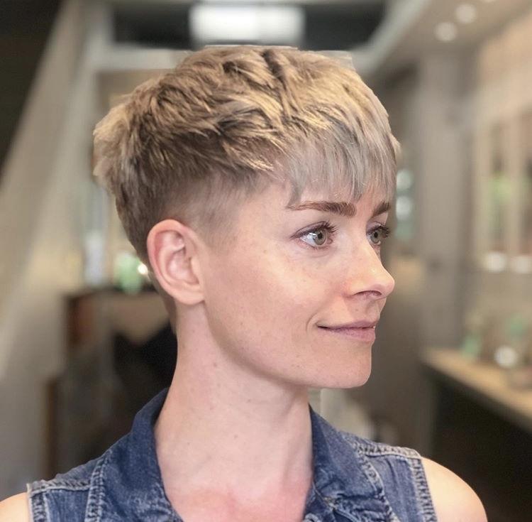 Pixie biondo con frangia - Instagram: @syl_prudhomme