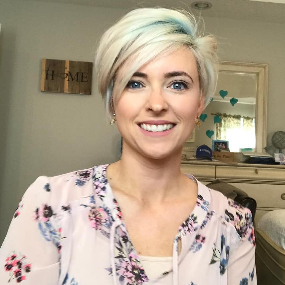 Pixie biondo con riflessi blu - Instagram: @heymelindak 
