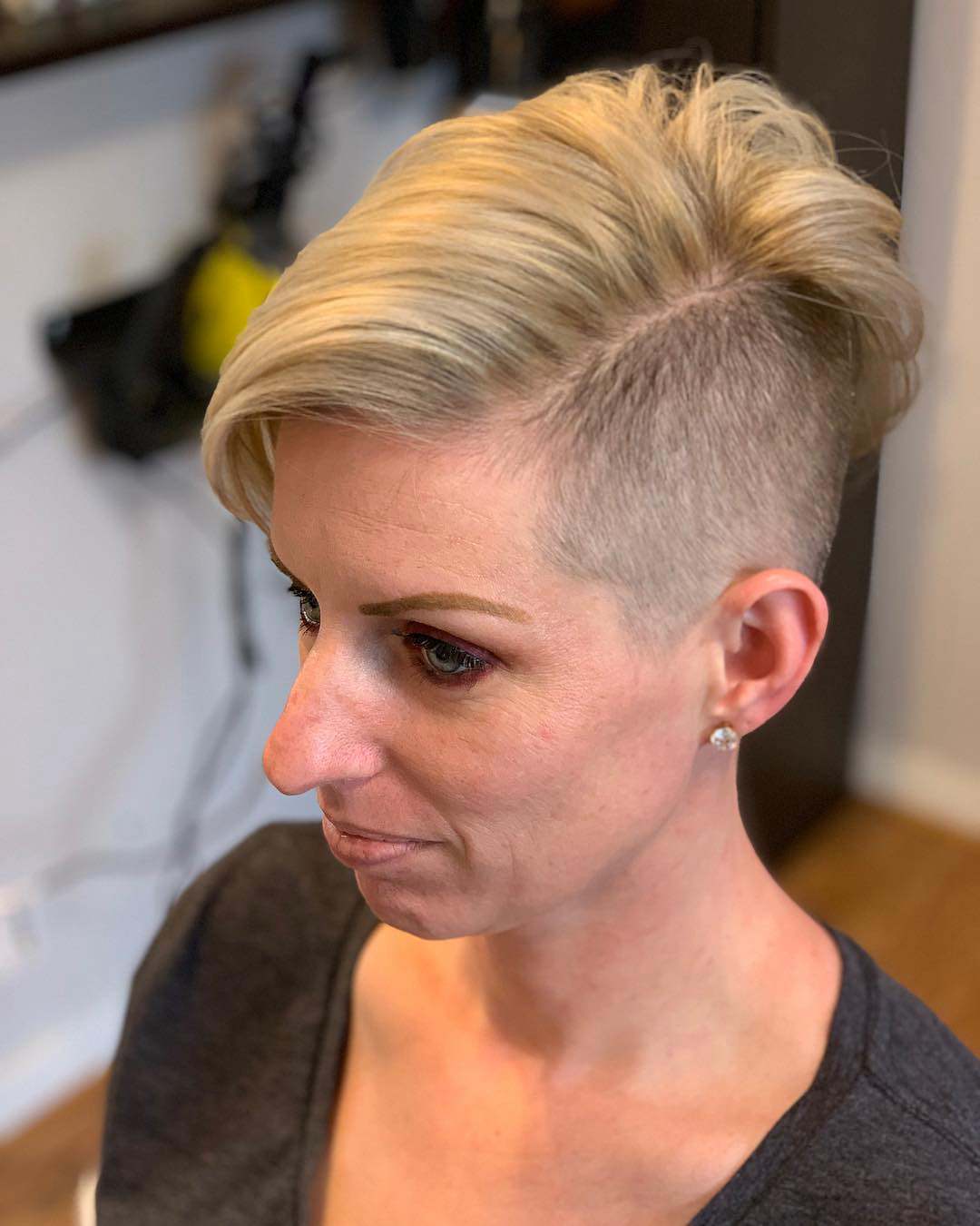 Pixie biondo oro con ciuffo - Instagram: @alice_hairdesigns