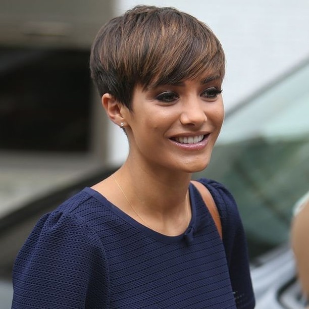 Pixie castano con frangetta