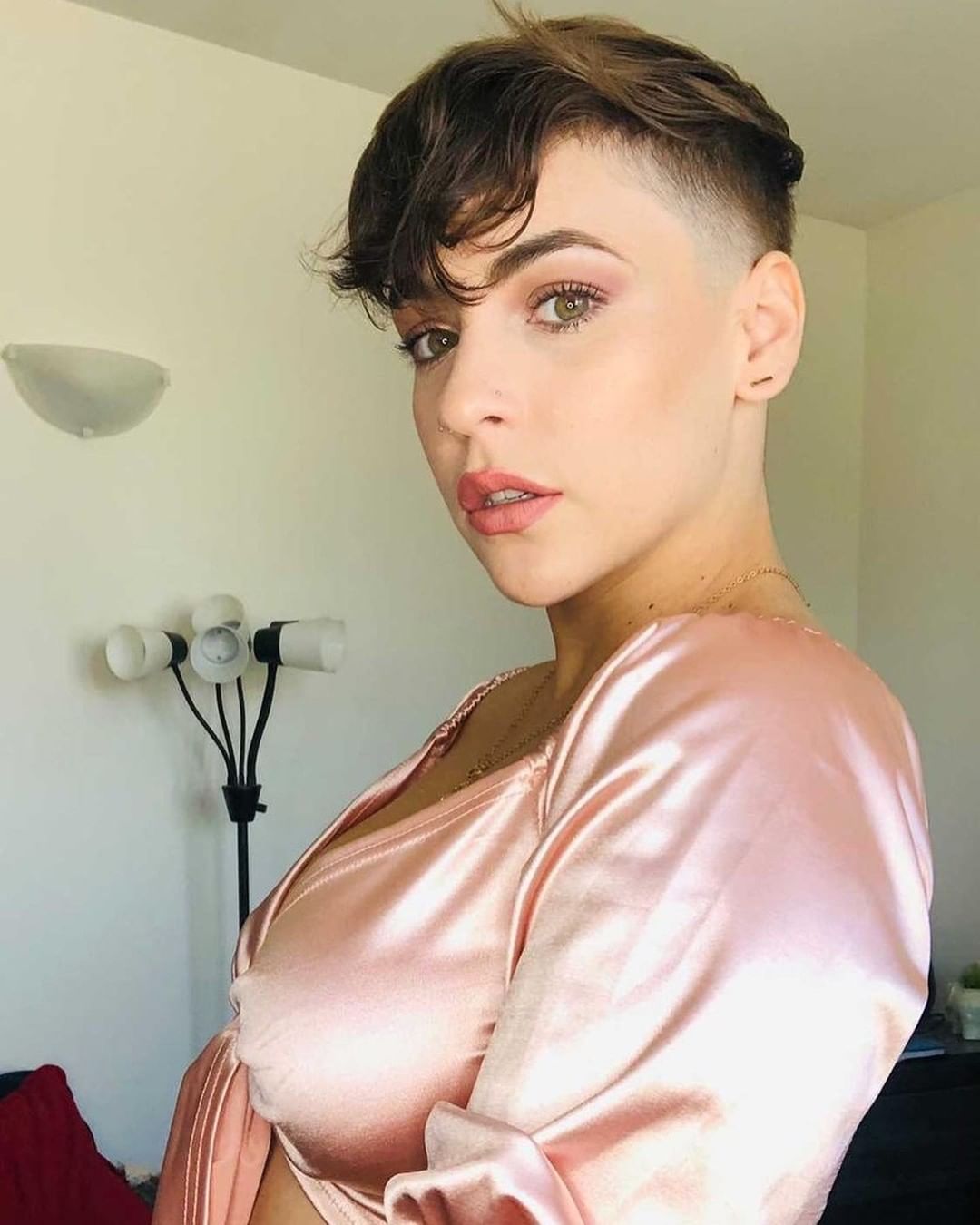 Pixie castano con rasatura