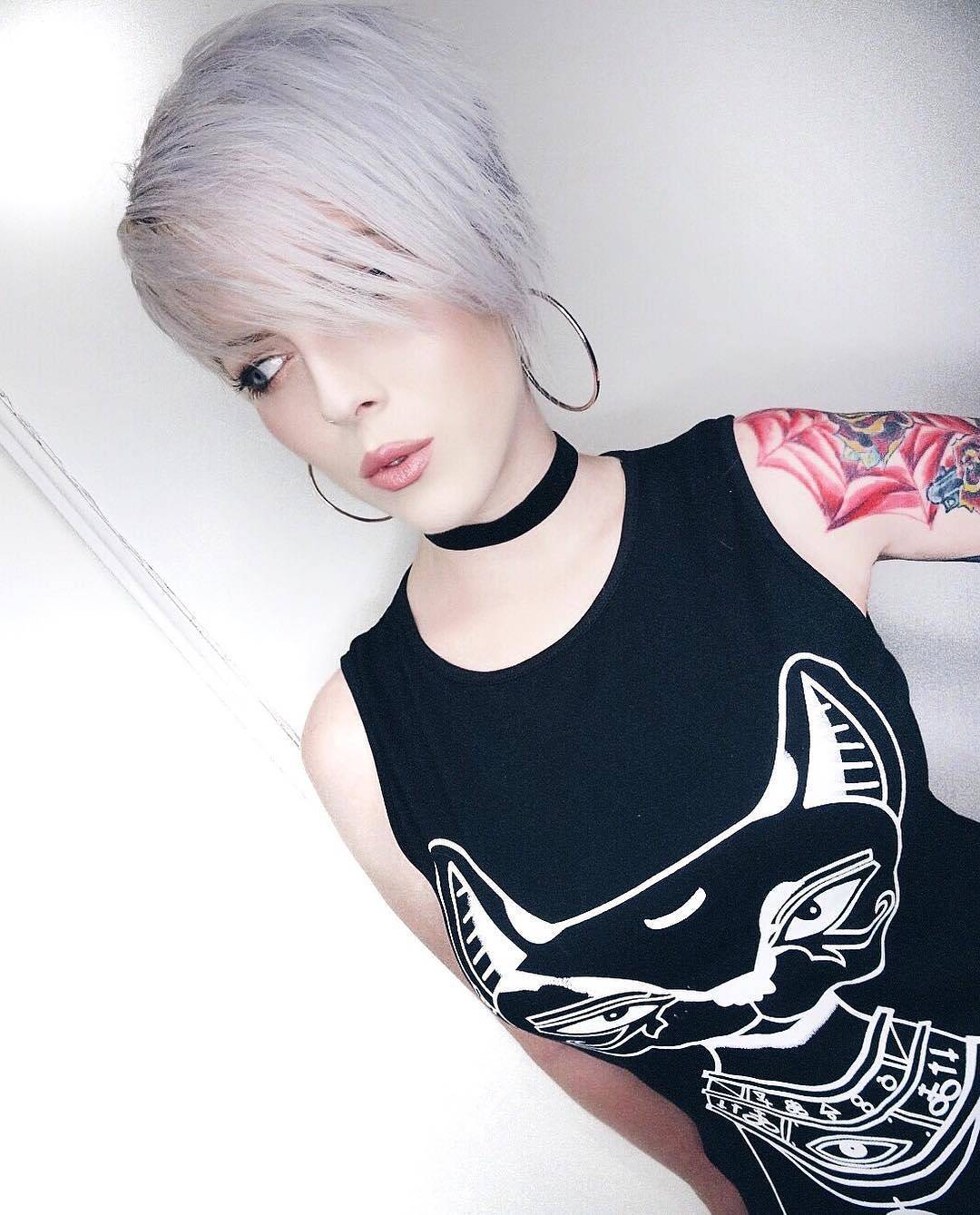 Pixie con ciuffo sfilato - Instagram: @mal_levy