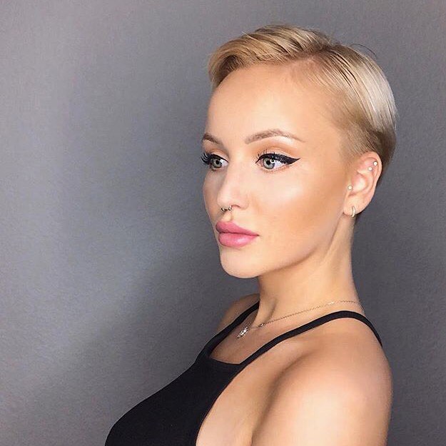 Pixie corto biondo oro - Instagram: @larahoneey