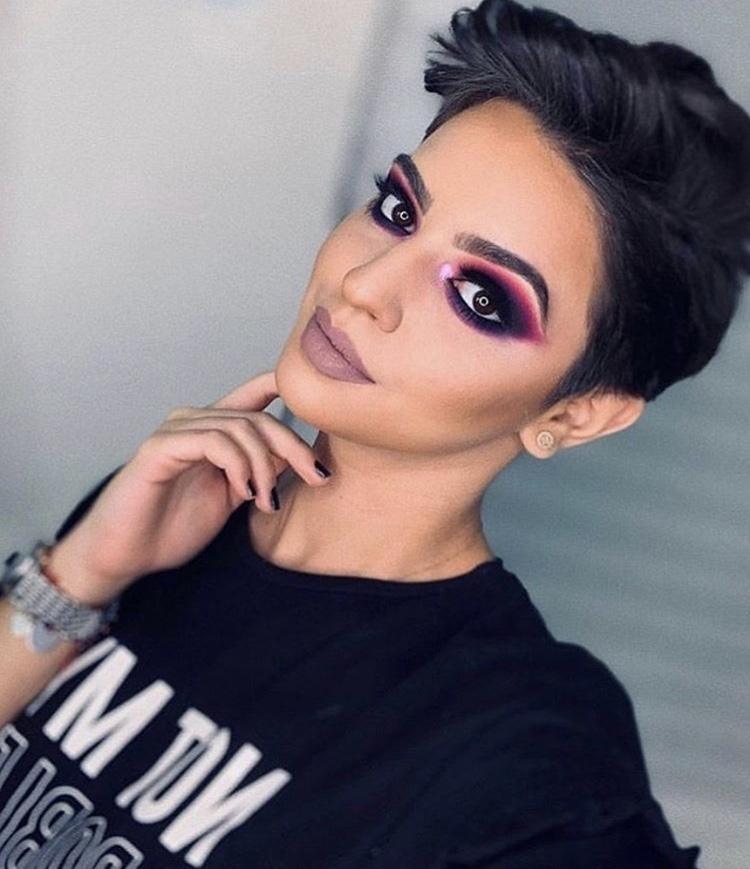 Pixie corto con ciuffo - Instagram: @razorake 