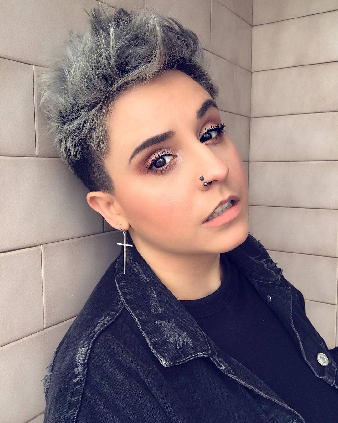 Pixie corto con ciuffo - Instagram: @formatoparrucchieri